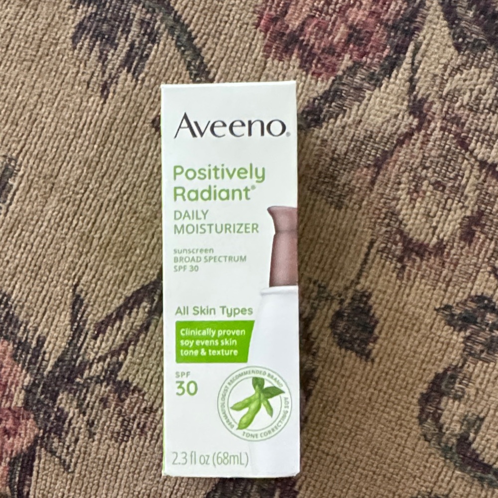 Positively Radiant Daily Moisturizer SPF 30 - White and Green